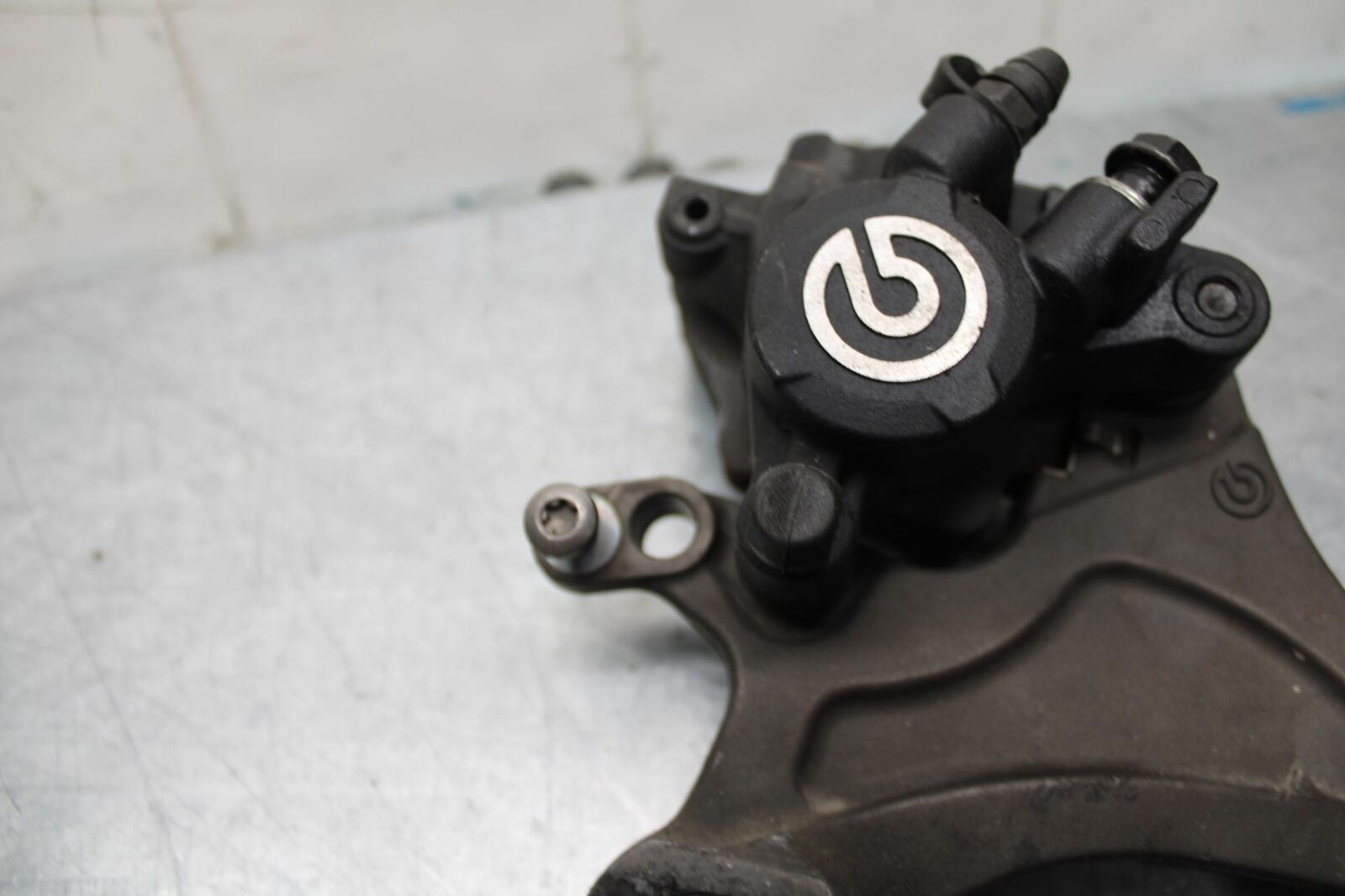 14-15 TRIUMPH STREET TRIPLE R REAR BACK BRAKE CALIPER W MOUNT BRACKET BB441