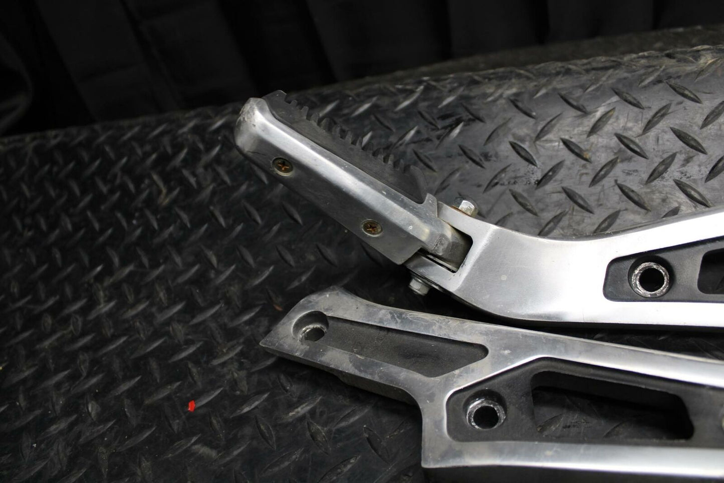 86 SUZUKI GS750ES REAR BACK PASSENGER PEG SET PAIR BB233