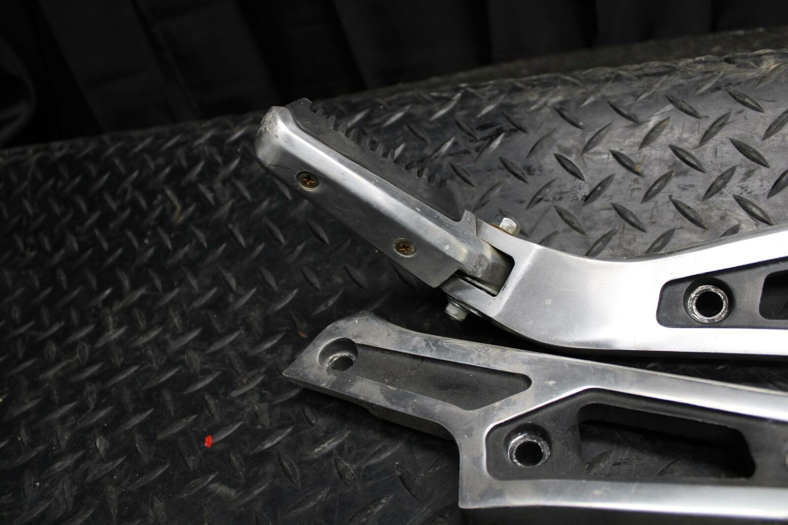 86 SUZUKI GS750ES REAR BACK PASSENGER PEG SET PAIR BB233