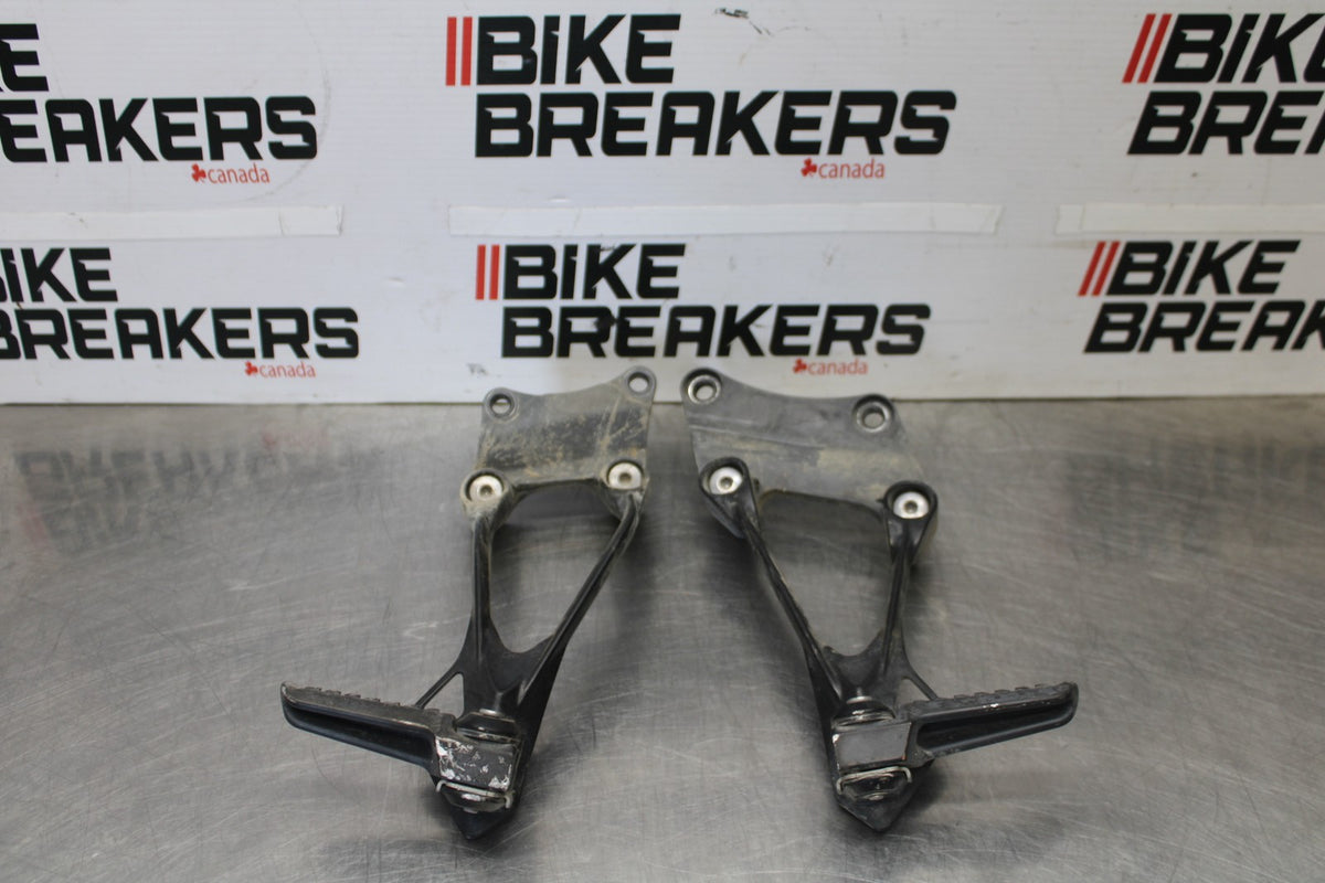 08 KAWASAKI ZX6R REAR BACK PASSENGER PEG SET PAIR BB896