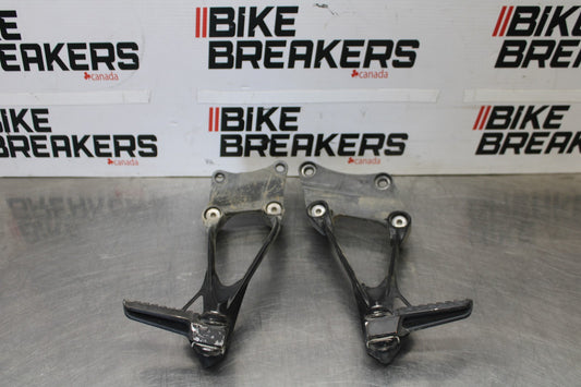 08 KAWASAKI ZX6R REAR BACK PASSENGER PEG SET PAIR BB896