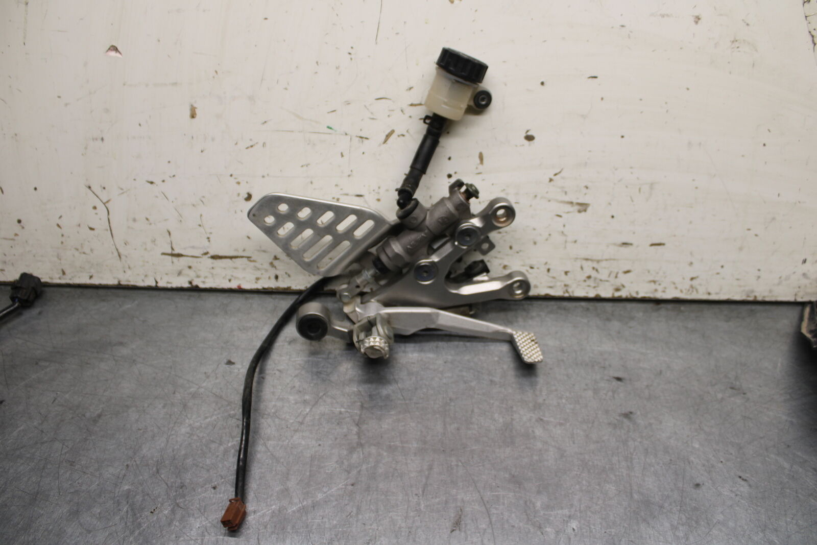 06-07 YAMAHA YZF R6 RIGHT REARSET REAR SET DRIVER FOOT PEG REST STOP BB742