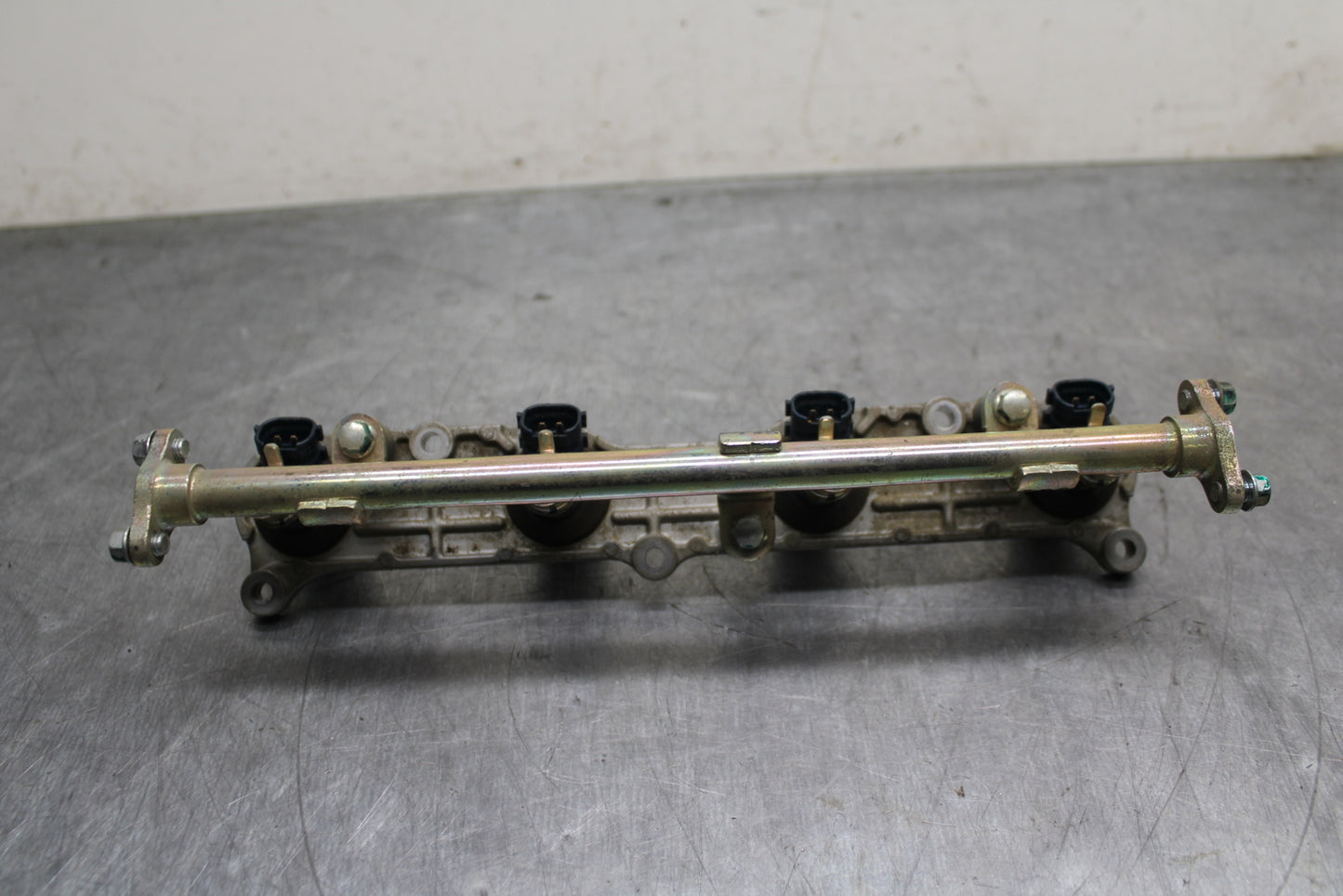 03-04 HONDA CBR600RR SECONDARY FUEL INJECTORS TOP AIRBOX GAS RAIL BB127