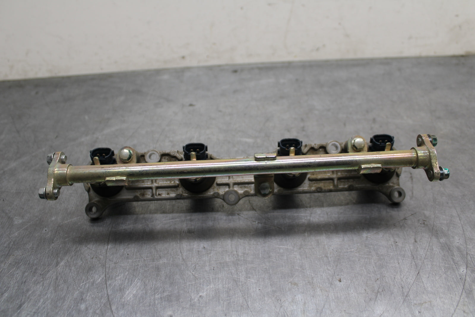 03-04 HONDA CBR600RR SECONDARY FUEL INJECTORS TOP AIRBOX GAS RAIL BB127