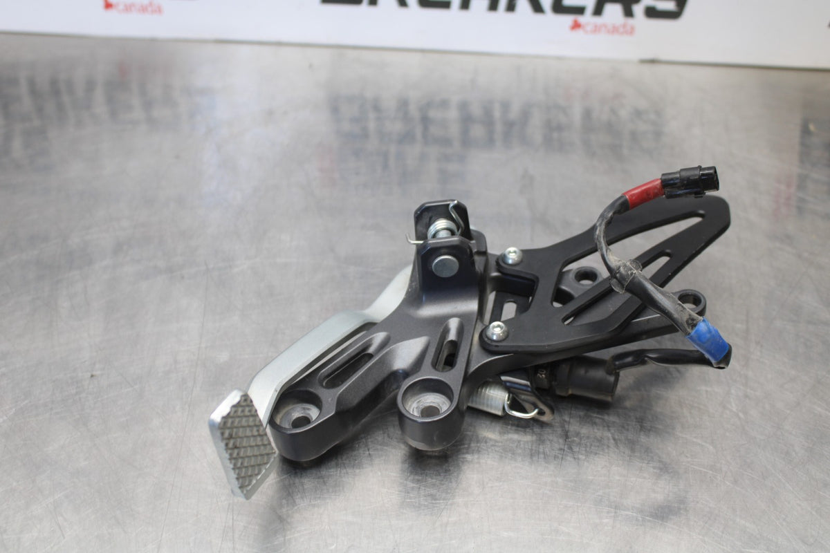 22-25 YAMAHA YZF R7 RIGHT REARSET REAR SET DRIVER FOOT PEG REST STOP BB182