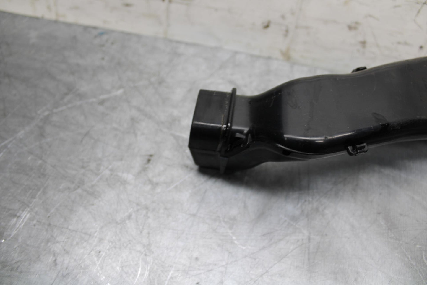 21 HUSQVARNA VITPILEN 401 RAM AIR INTAKE TUBE DUCT BB467