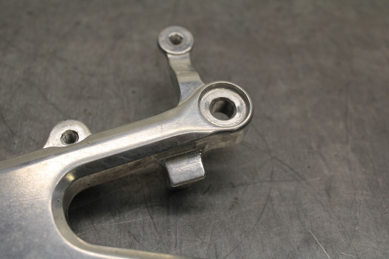 08-09 YAMAHA YZF R6S RIGHT REARSET REAR SET DRIVER FOOT PEG BRACKET MOUNT BB114