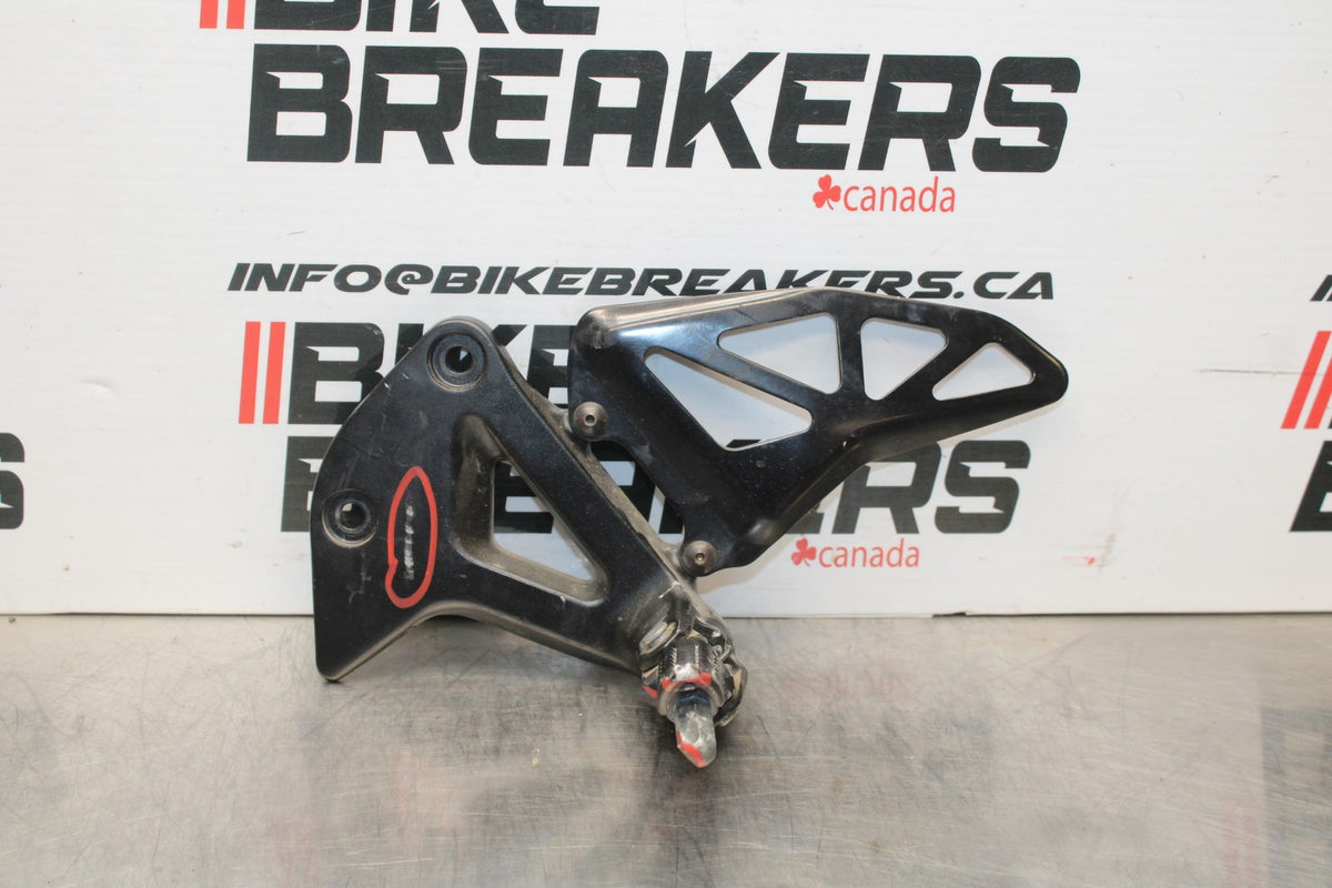 24-25 SUZUKI GSXR1000 LEFT REARSET REAR SET DRIVER FOOT PEG REST STOP BB767