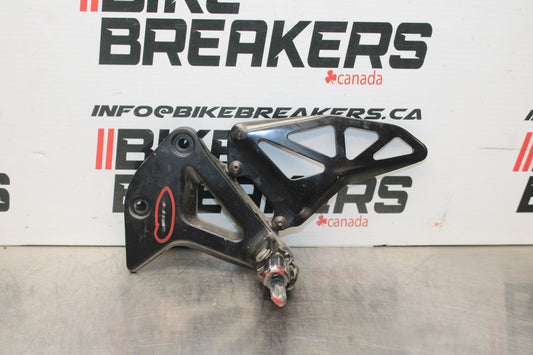 24-25 SUZUKI GSXR1000 LEFT REARSET REAR SET DRIVER FOOT PEG REST STOP BB767