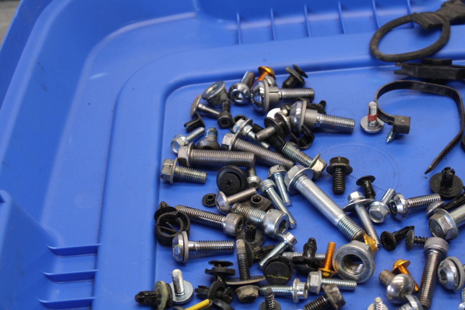 08-16 YAMAHA YZF R6 ENGINE MOUNTING BOLTS HARDWARE MOTOR SCREWS BB665