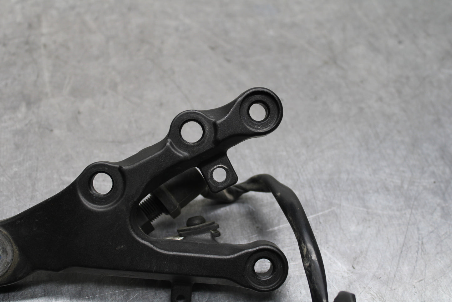 08-16 YAMAHA YZF R6 RIGHT REARSET REAR SET DRIVER FOOT PEG BRACKET MOUNT BB131