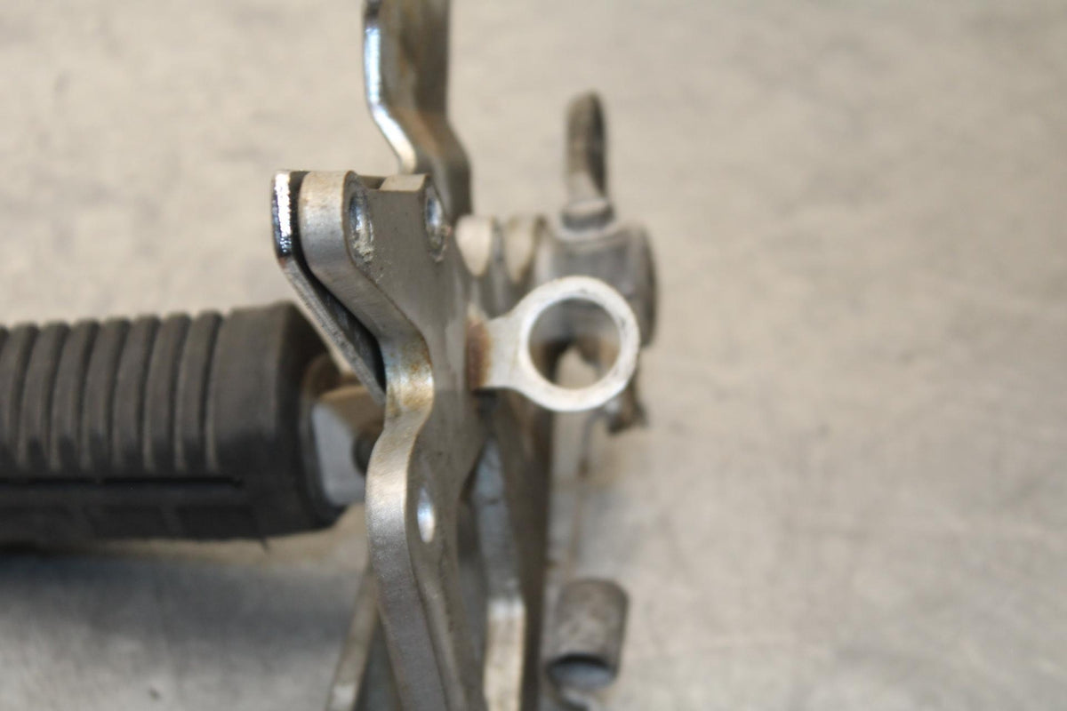 04-09 SUZUKI GS 500 FH GS500F RIGHT REARSET REAR SET DRIVER FOOT PEG REST  BB97