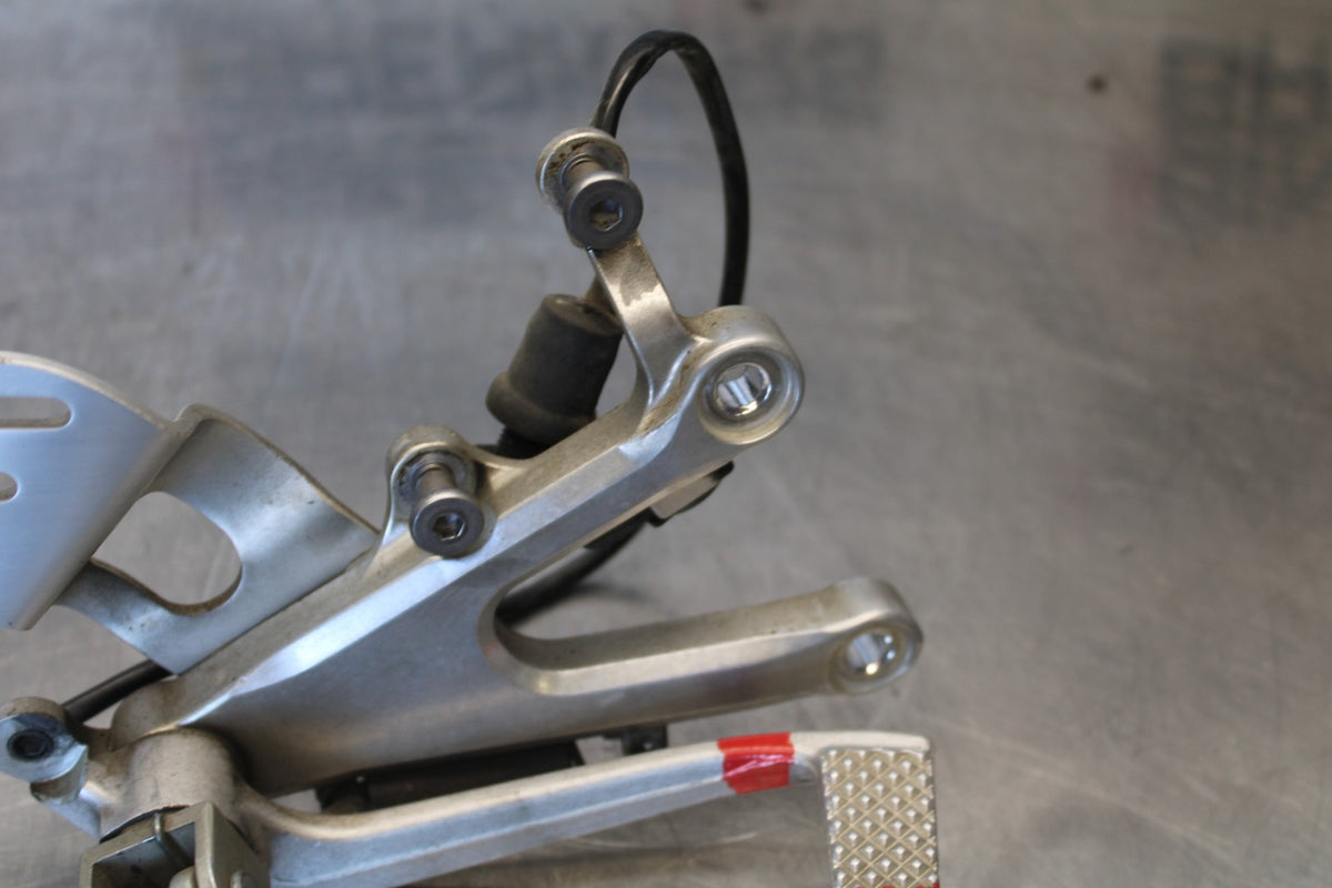 03-04 YAMAHA YZF R6 RIGHT REARSET REAR SET DRIVER FOOT PEG REST STOP BB890