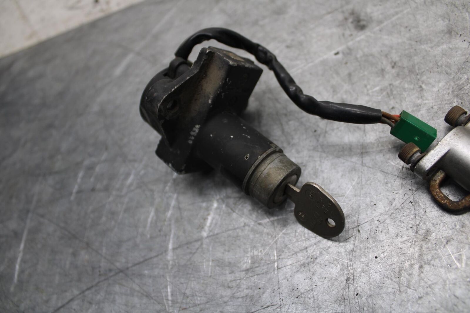 1982 Suzuki GS450L IGNITION LOCK KEY SET W/ GAS CAP AND SEAT LOCK BB52