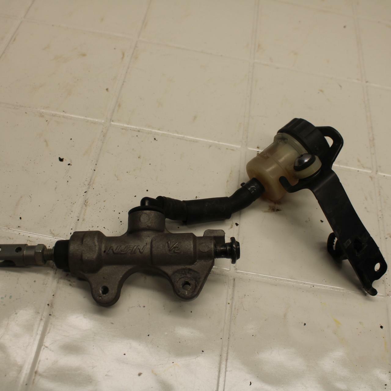 08-16 YAMAHA YZF R6 REAR BACK BRAKE MASTER CYLINDER W RESERVOIR BB406