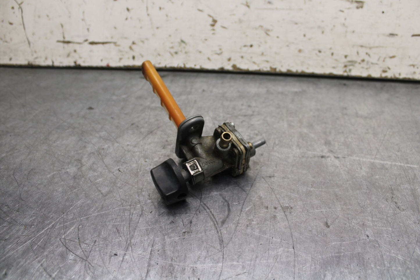 04-05 SUZUKI KATANA 750 GSX750F FUEL GAS TANK PETCOCK SHUT ON OFF VALVE BB110