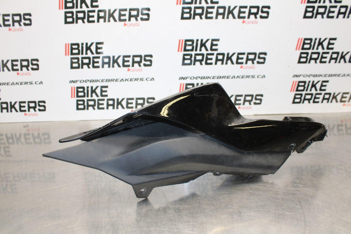 22-25 YAMAHA YZF R7 RIGHT REAR BACK TAIL FAIRING COWL SHROUD BB176