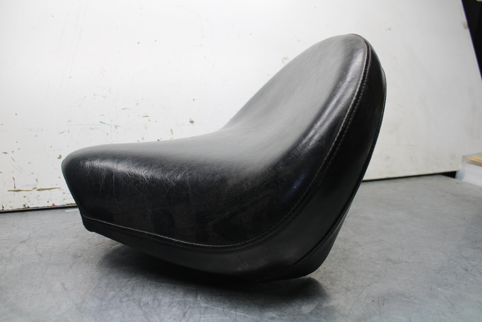 99-00 YAMAHA V STAR 1100 FRONT DRIVERS SEAT BB711