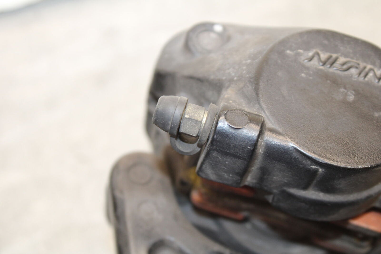 05-06 SUZUKI GSXR1000 REAR BRAKE CALIPER W MOUNT BRACKET 69100-29G20-999 BB663