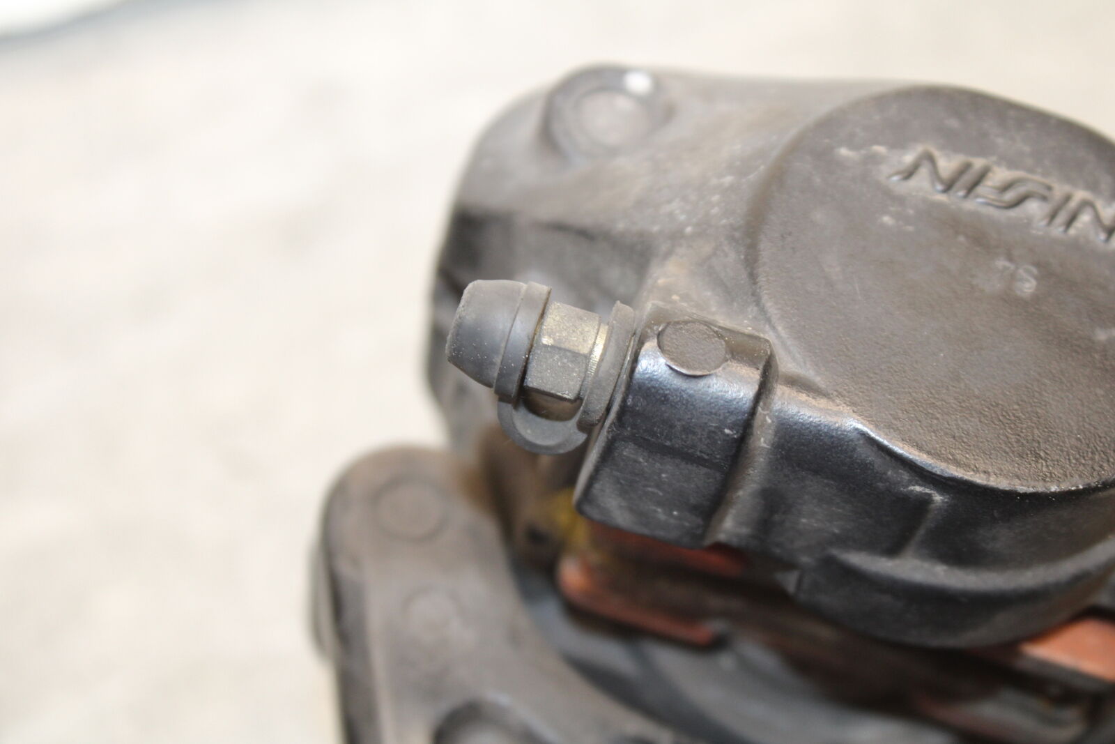 05-06 SUZUKI GSXR1000 REAR BRAKE CALIPER W MOUNT BRACKET 69100-29G20-999 BB663