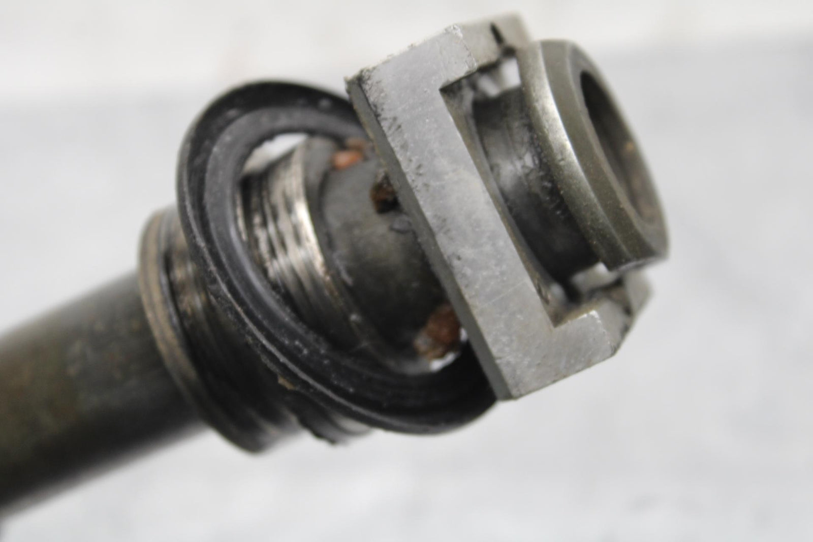 05 YAMAHA YZF R6S REAR AXLE BACK WHEEL RIM PIVOT BOLT AXEL BB600