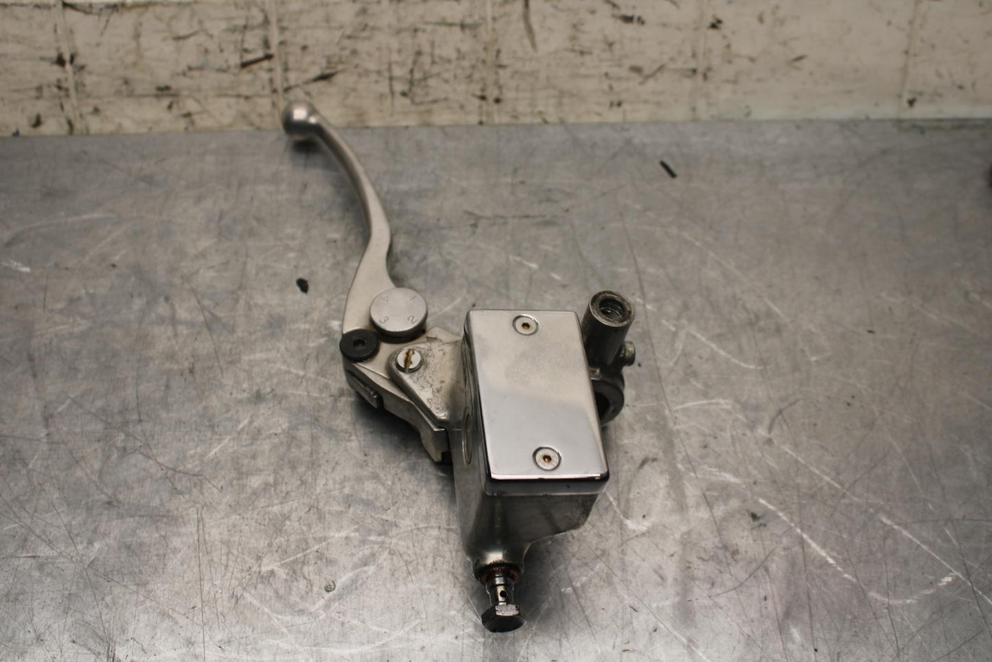 2004 Suzuki Intruder 1500 VL1500 FRONT BRAKE MASTER CYLINDER 59600-10F20 BB573