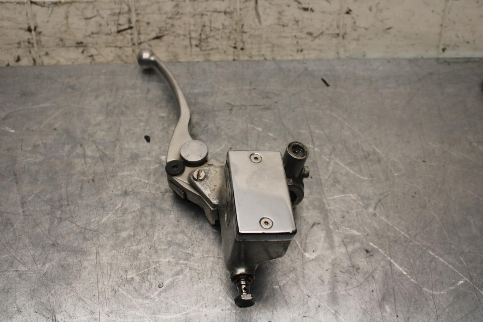 2004 Suzuki Intruder 1500 VL1500 FRONT BRAKE MASTER CYLINDER 59600-10F20 BB573