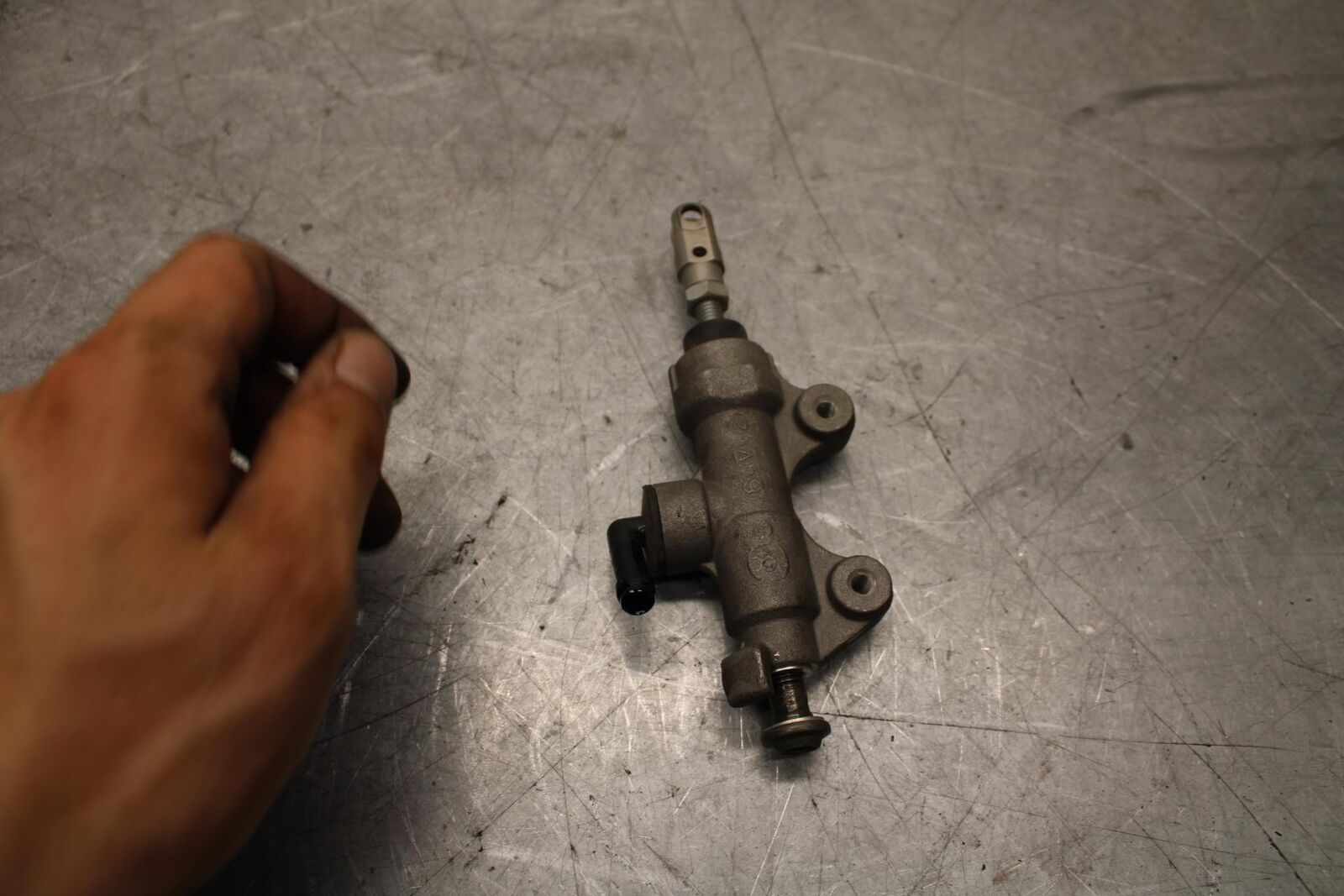 2007 Yamaha YZF R6 REAR BACK BRAKE MASTER CYLINDER 2C0-2583V-01-00 BB525