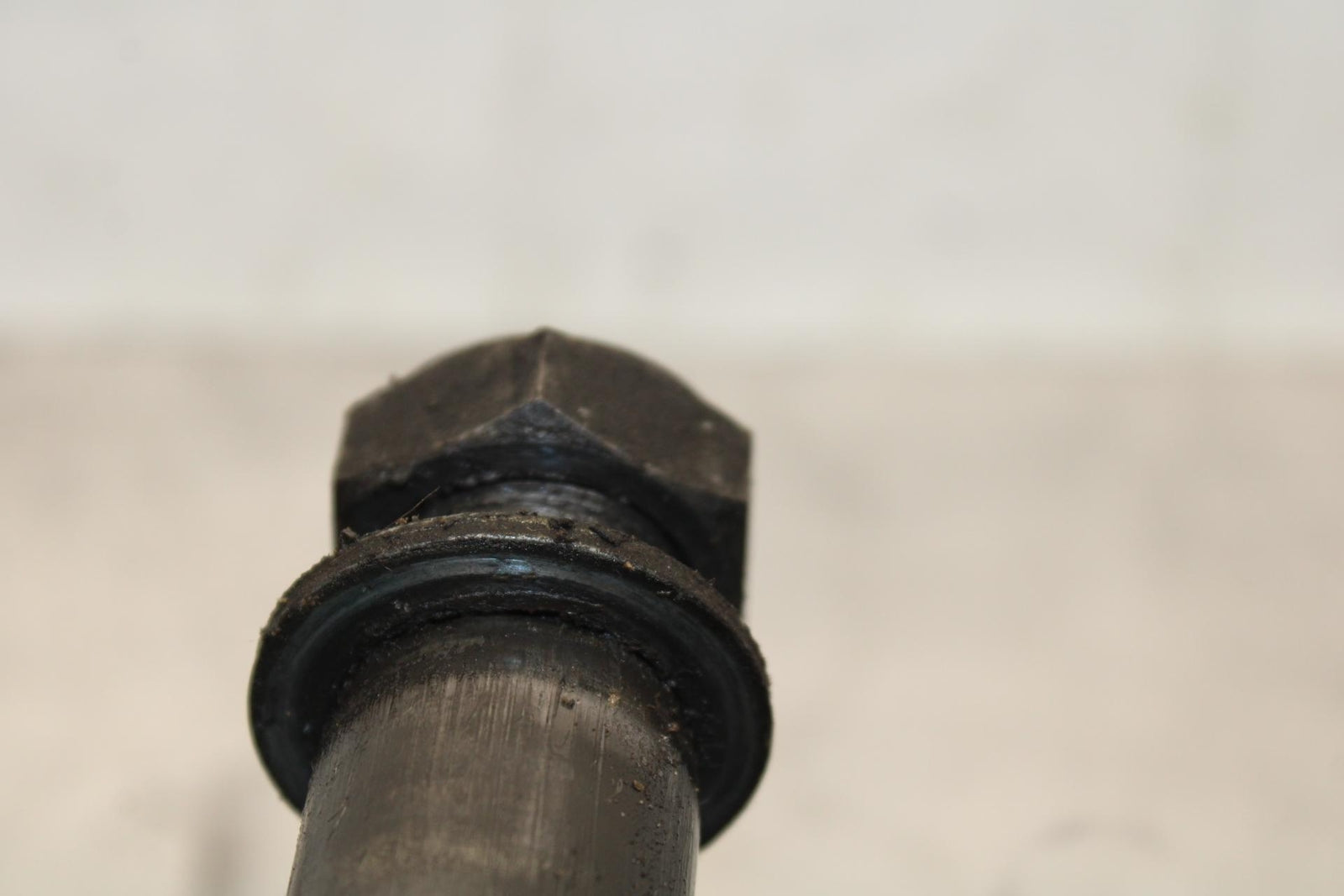 2007 Yamaha YZF R6 REAR AXLE BACK WHEEL RIM PIVOT BOLT 2C0-25381-10-00 BB590