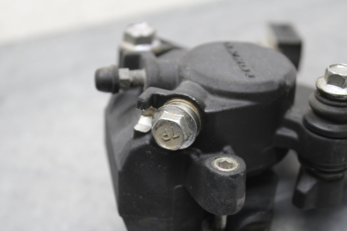 09 SUZUKI GSXR600 REAR BACK BRAKE CALIPER W MOUNT BRACKET BB759