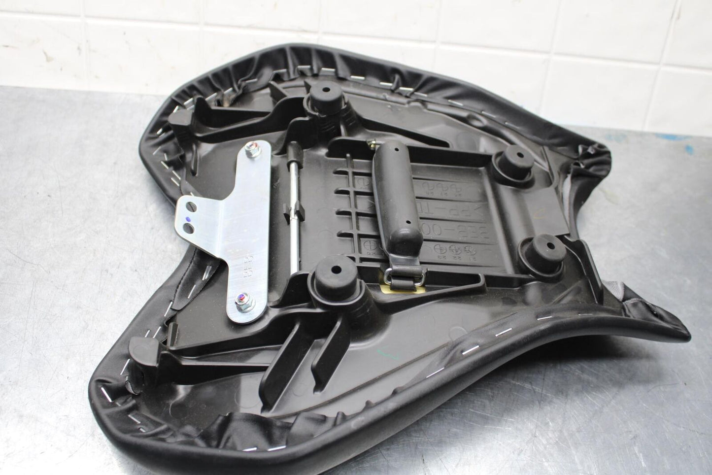 22-23 YAMAHA YZF R7 FRONT DRIVERS SEAT PAD SADDLE PILLION BB583