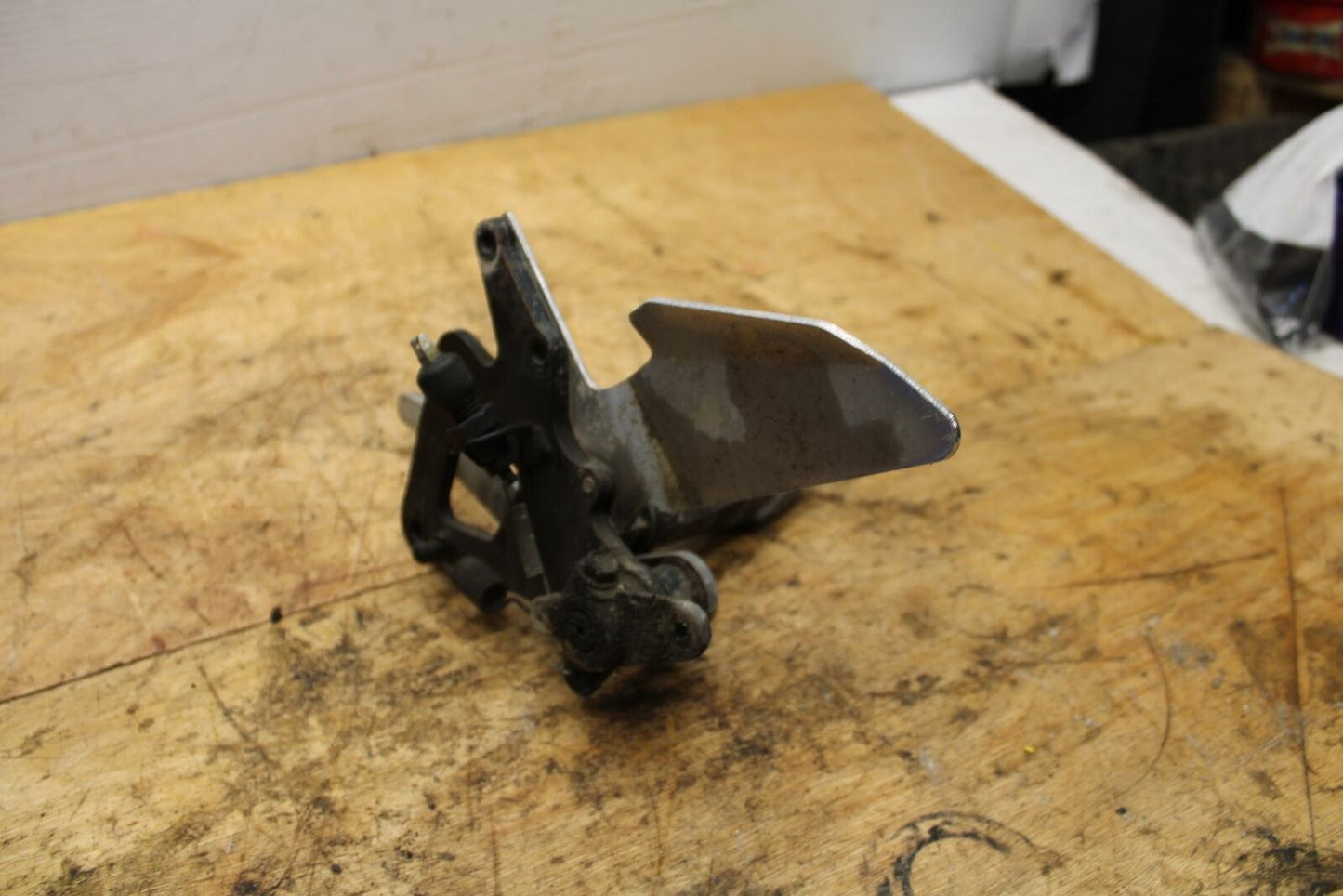 04-09 SUZUKI GS500F RIGHT REARSET REAR SET DRIVER FOOT PEG REST STOP BB335