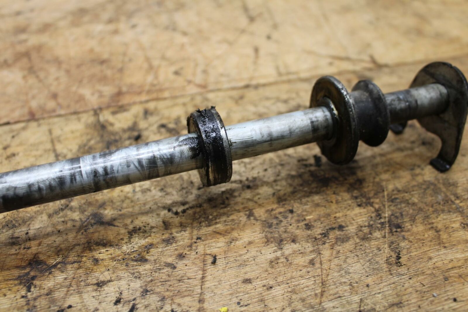 04-09 SUZUKI GS500F REAR AXLE BACK WHEEL RIM PIVOT BOLT AXEL BB335