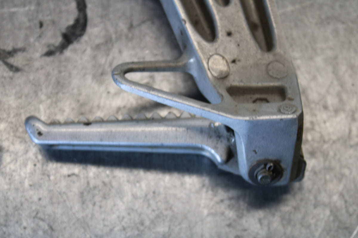 03-04 HONDA CBR600RR REAR BACK PASSENGER PEG SET PAIR BB661
