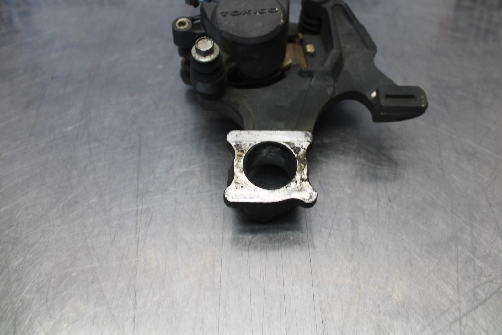 07 SUZUKI GSXR1000 REAR BACK BRAKE CALIPER W MOUNT BRACKET BB770