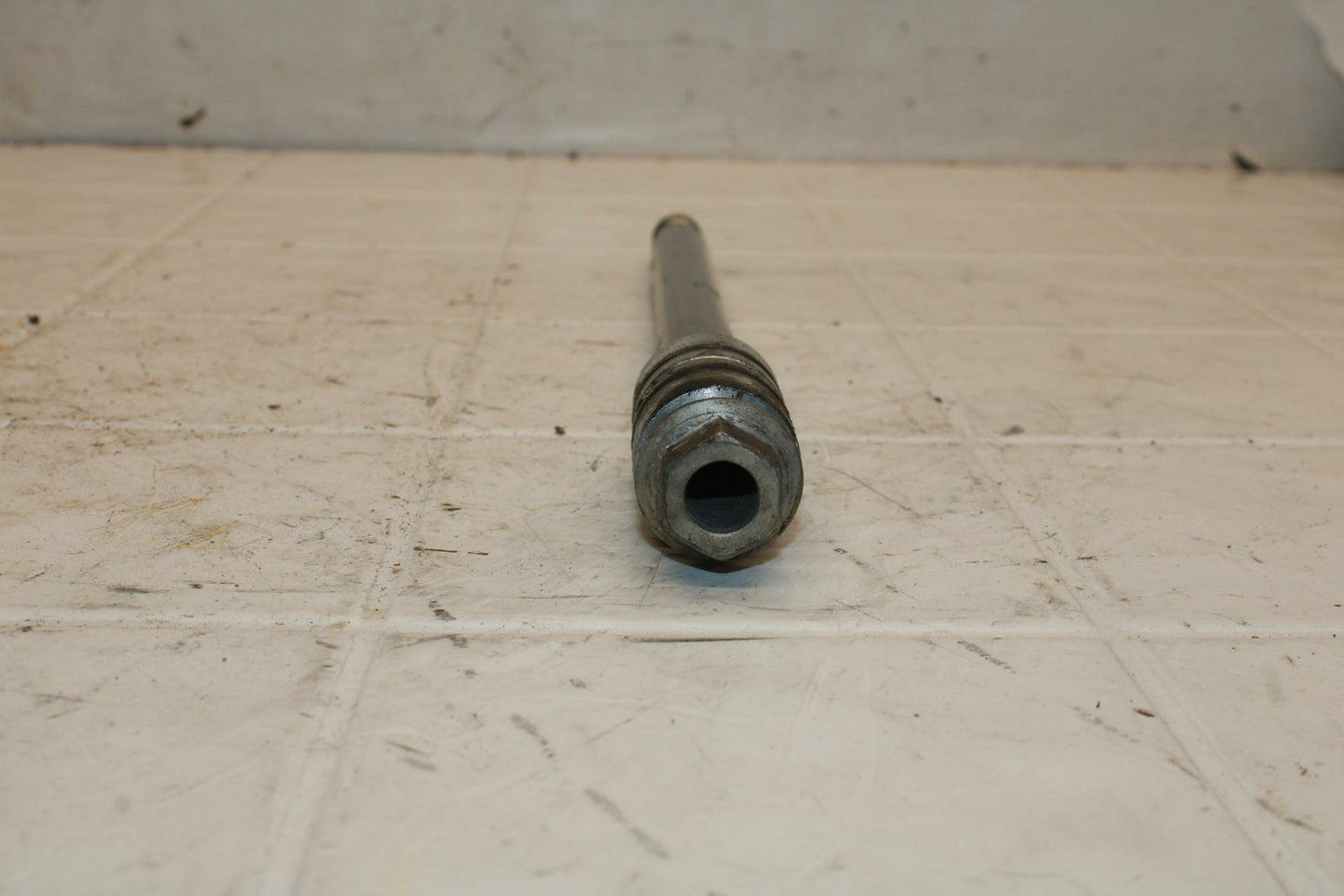 07-08 YAMAHA V STAR 1100 FRONT WHEEL RIM AXLE PIVOT BOLT BB404
