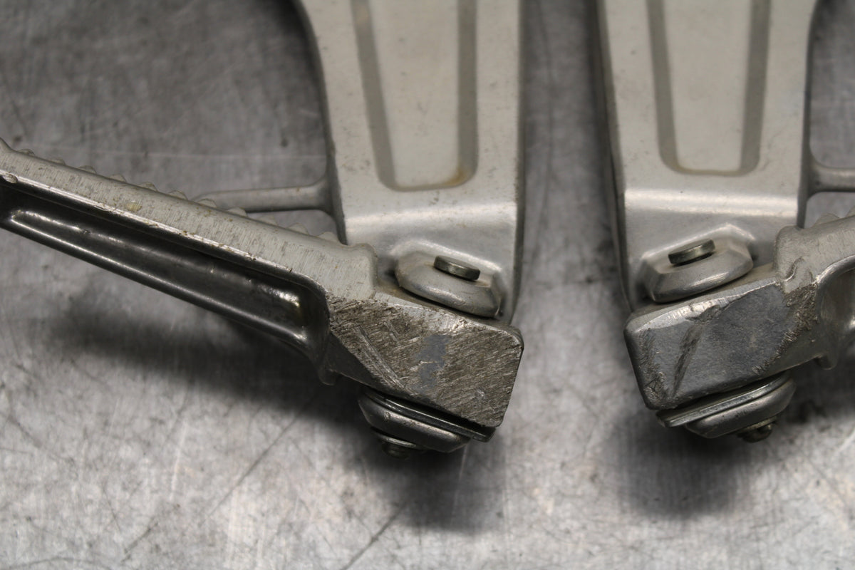 03-04 HONDA CBR600RR REAR BACK PASSENGER PEG SET PAIR BB122