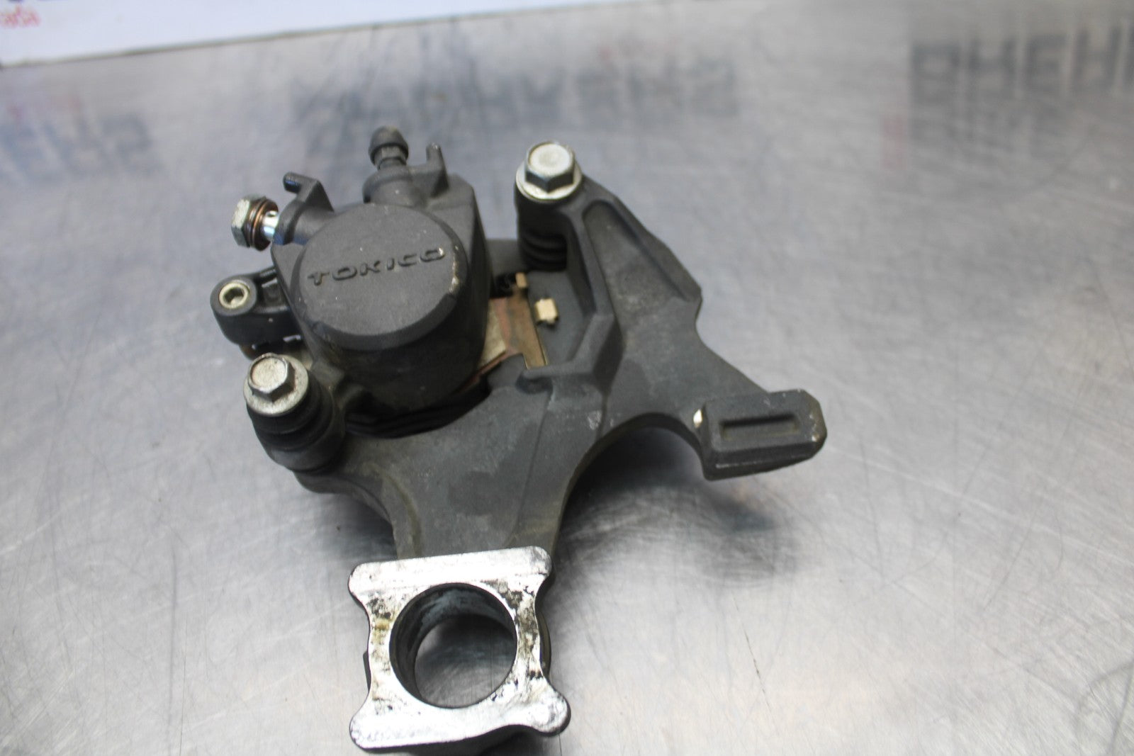 07 SUZUKI GSXR1000 REAR BACK BRAKE CALIPER W MOUNT BRACKET BB770