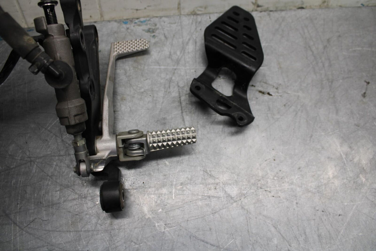 08-16 YAMAHA YZF R6 RIGHT REARSET REAR SET DRIVER FOOT PEG REST STOP BB451