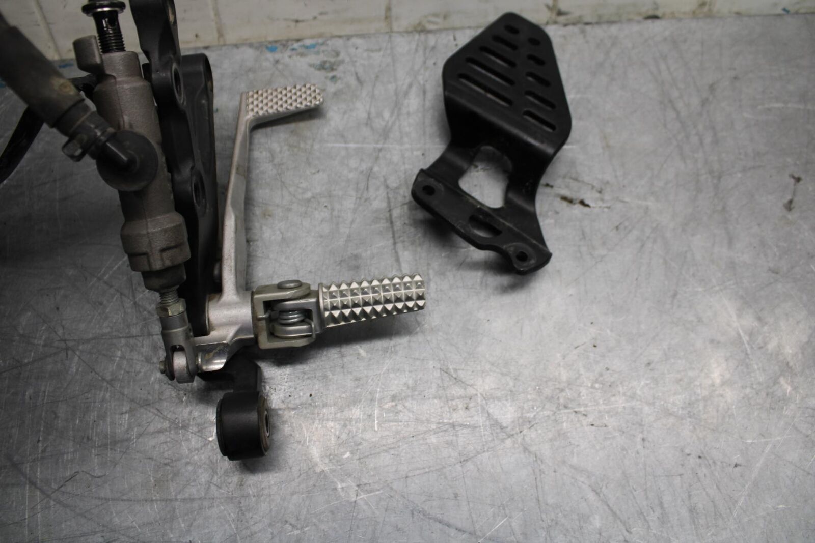 08-16 YAMAHA YZF R6 RIGHT REARSET REAR SET DRIVER FOOT PEG REST STOP BB451