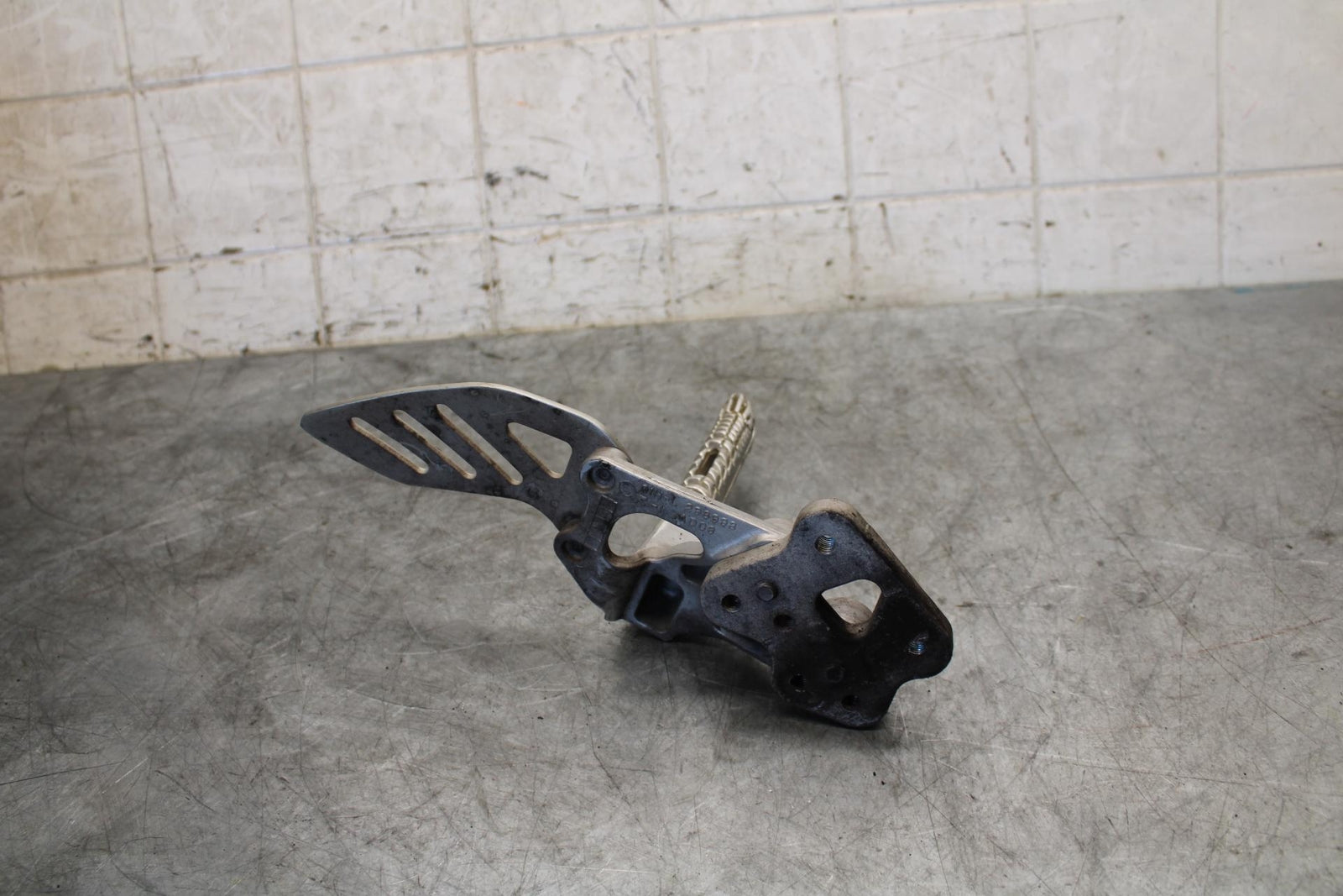 06-07 SUZUKI GSXR750 LEFT REARSET REAR SET DRIVER FOOT PEG REST STOP BB543