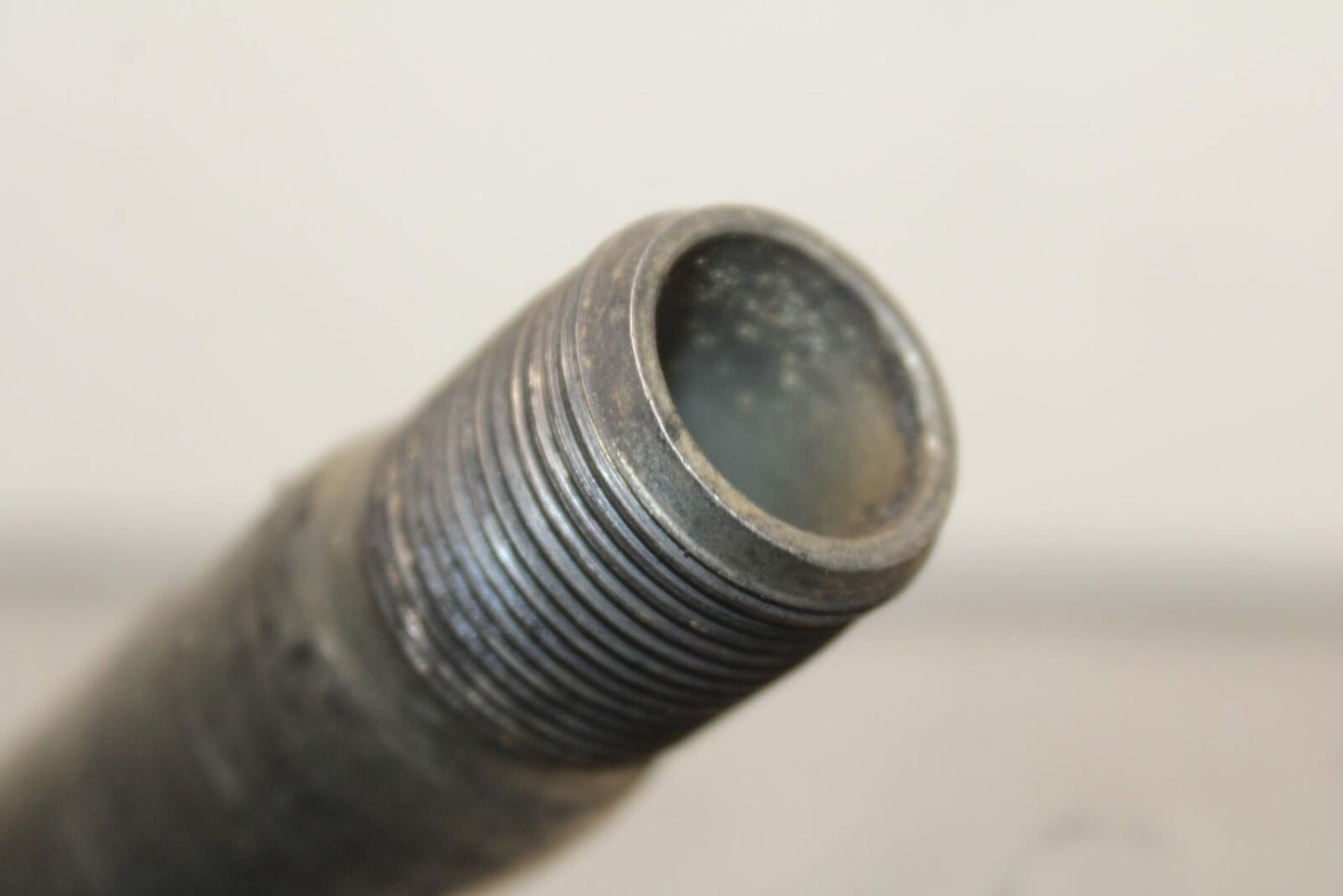 2007 Suzuki GSXR1000 REAR AXLE BACK WHEEL RIM PIVOT BOLT AXEL 64711-33E20 BB83