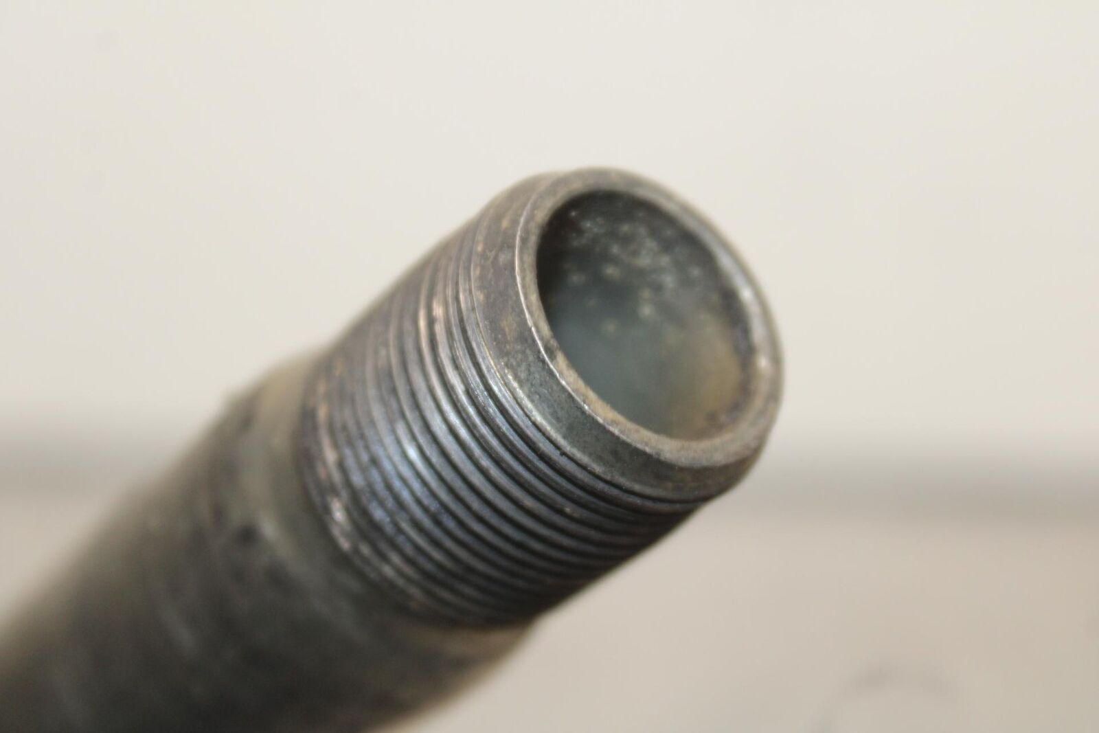 2007 Suzuki GSXR1000 REAR AXLE BACK WHEEL RIM PIVOT BOLT AXEL 64711-33E20 BB83