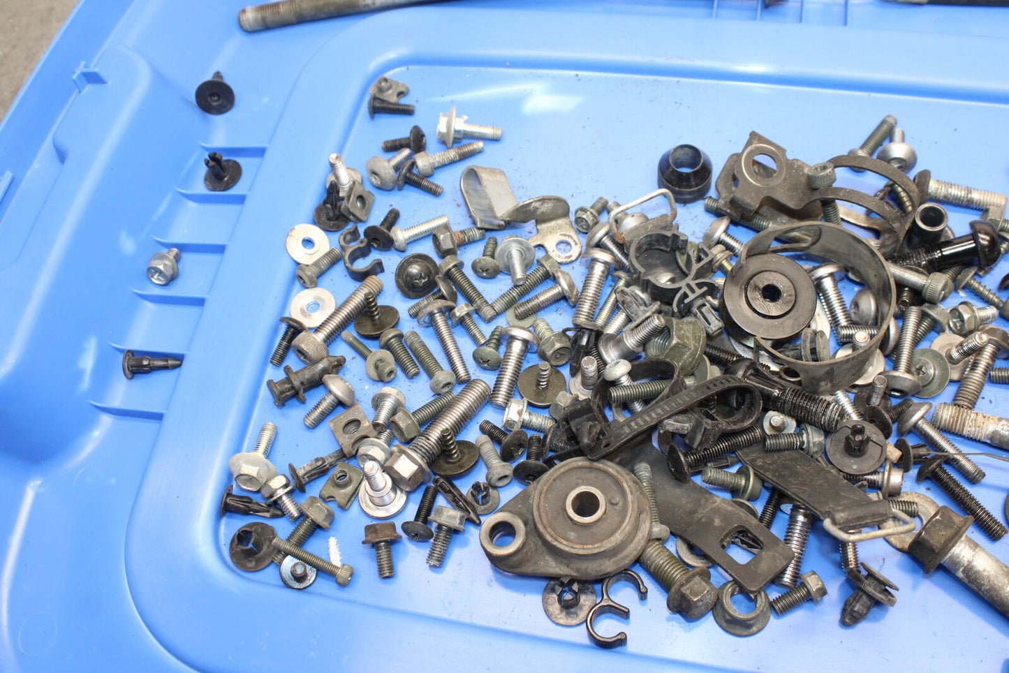 06 YAMAHA YZF R6 MOUNTING BOLTS HARDWARE MOTOR SCREWS BB716