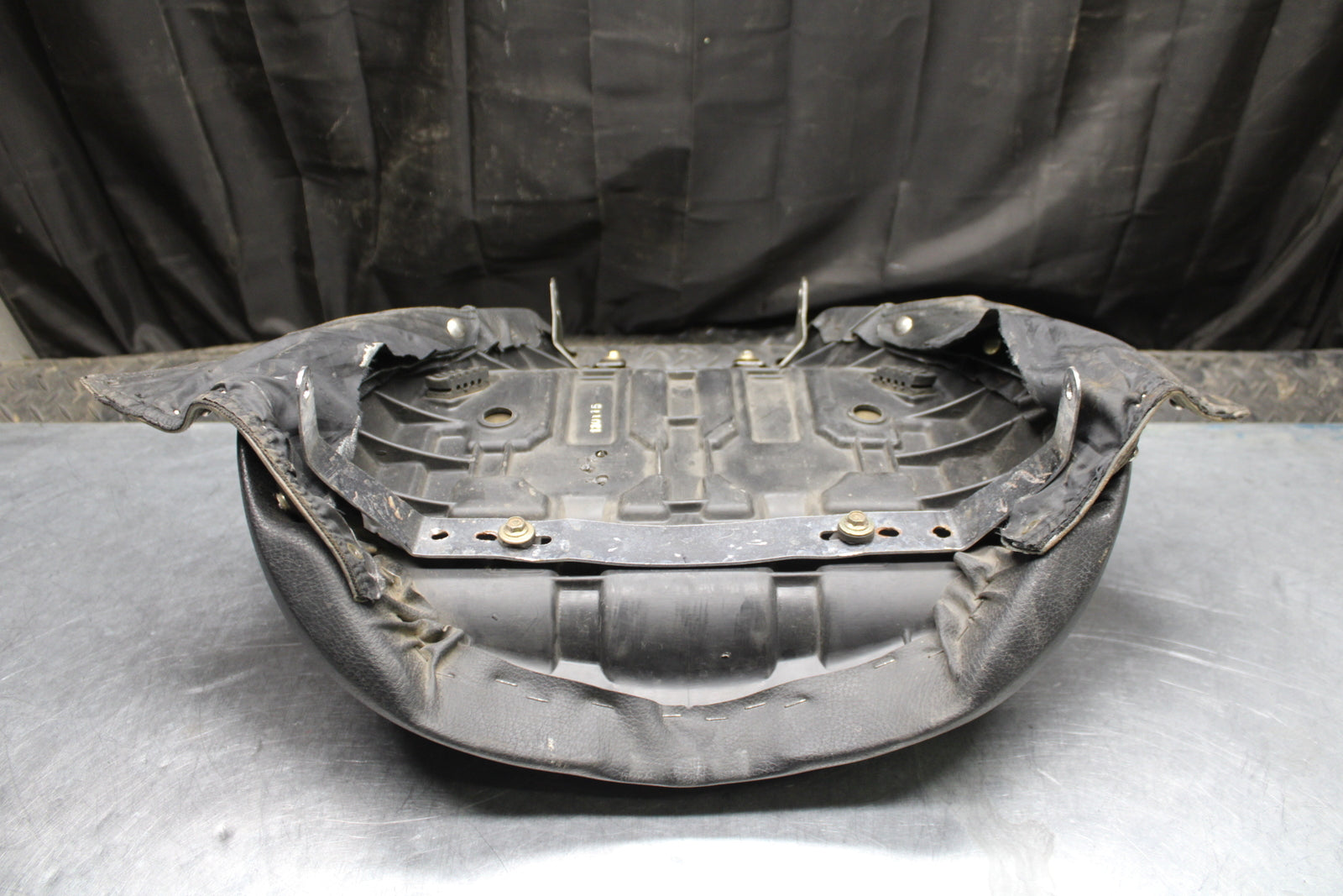 00 SUZUKI INTRUDER 1500 VL1500 FRONT DRIVERS SEAT BB761