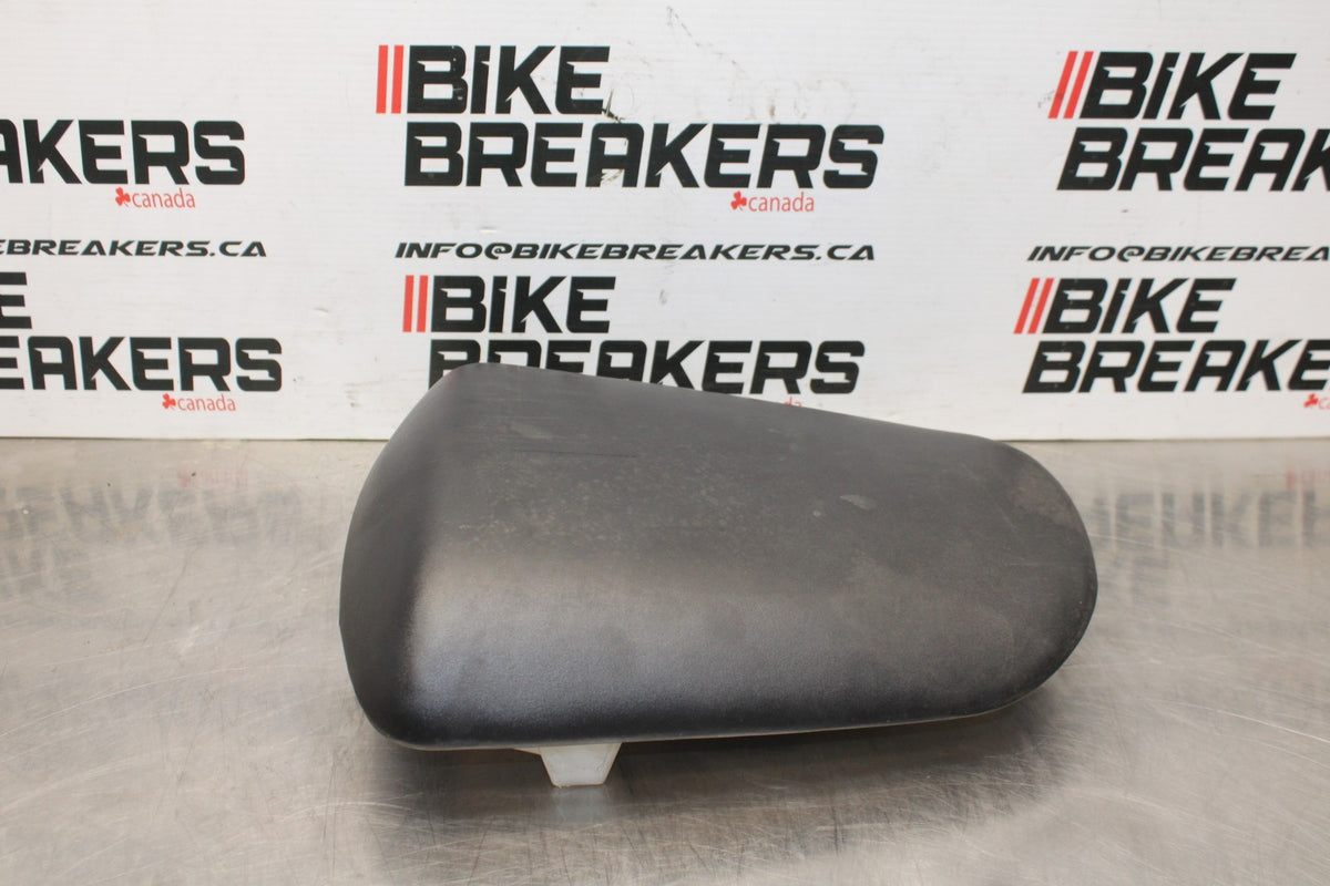 98 KAWASAKI NINJA ZX6 REAR BACK PASSENGER TANDEM SEAT PAD SADDLE PILLION BB870