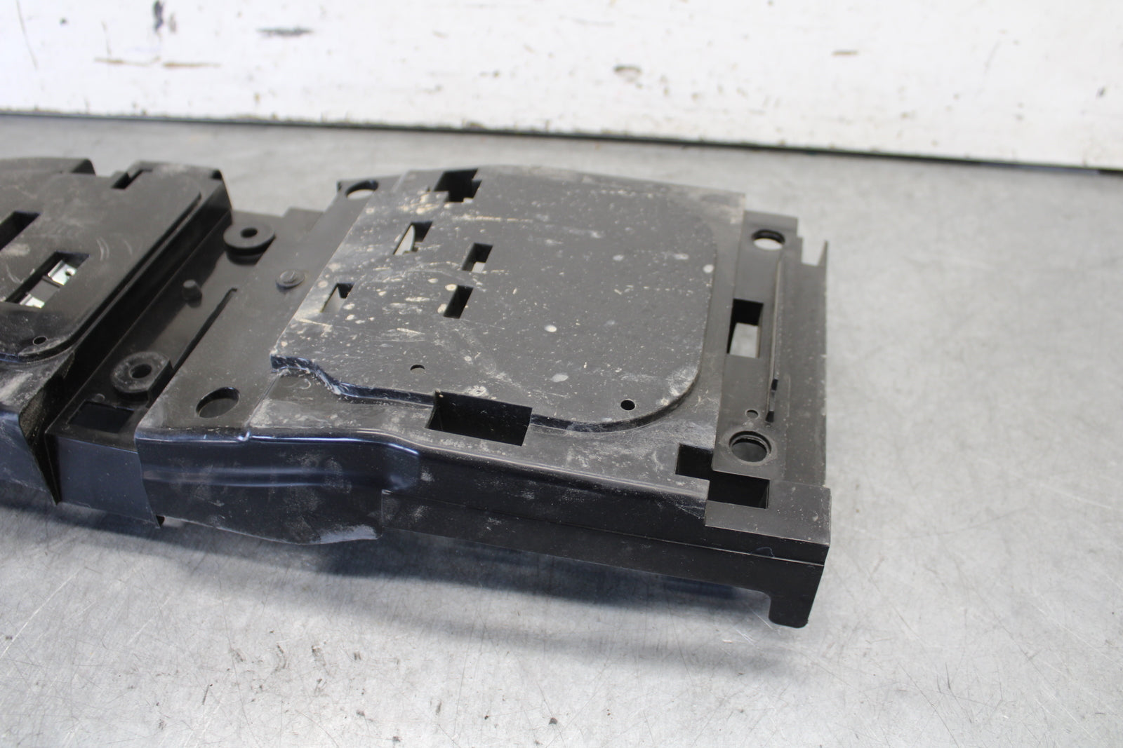 08-16 YAMAHA YZF R6 REAR BACK TAIL UNDERTAIL BATTERY TRAY PLASTIC OEM BB665