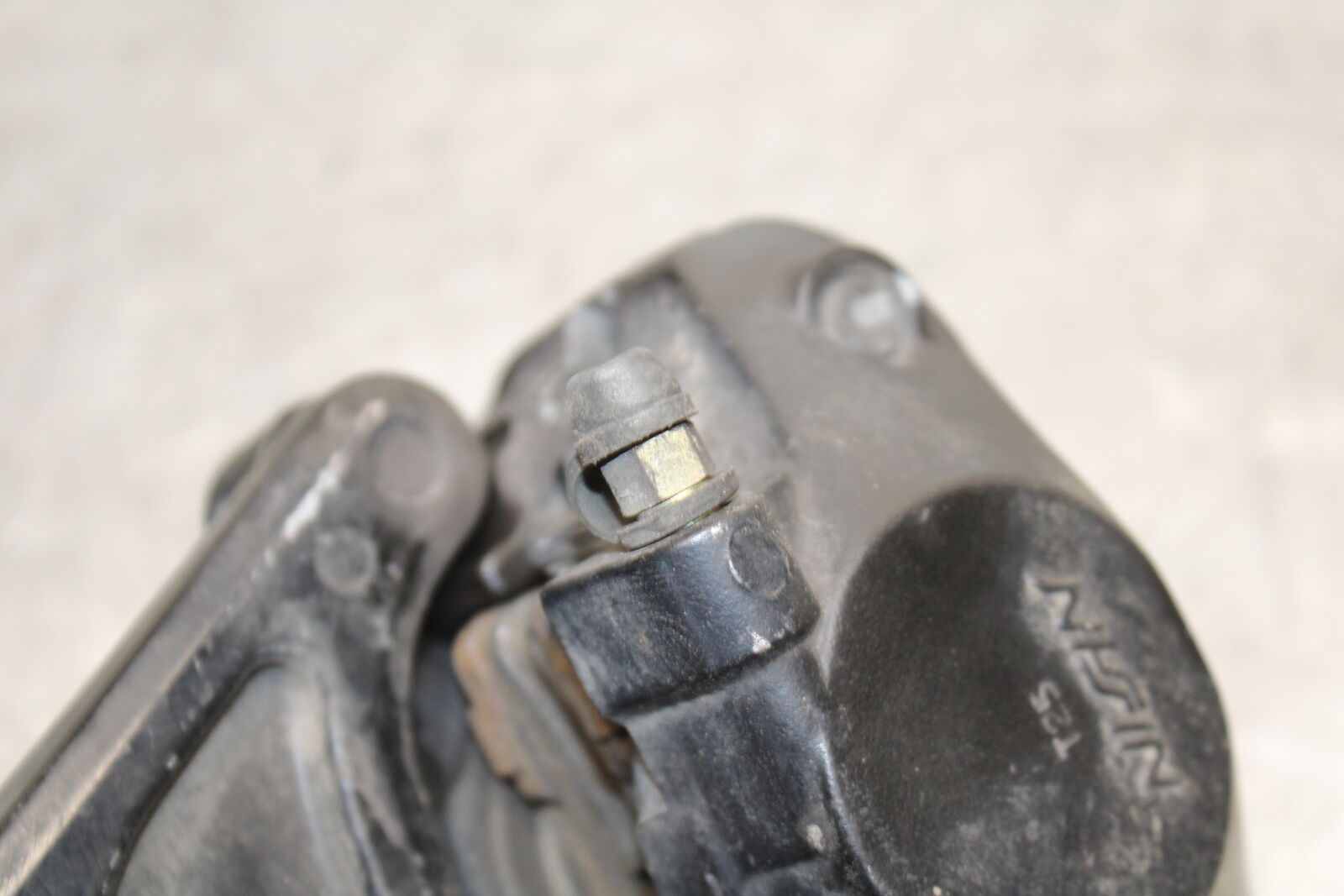 05-06 SUZUKI GSXR1000 REAR BACK BRAKE CALIPER W MOUNT BRACKET BB677