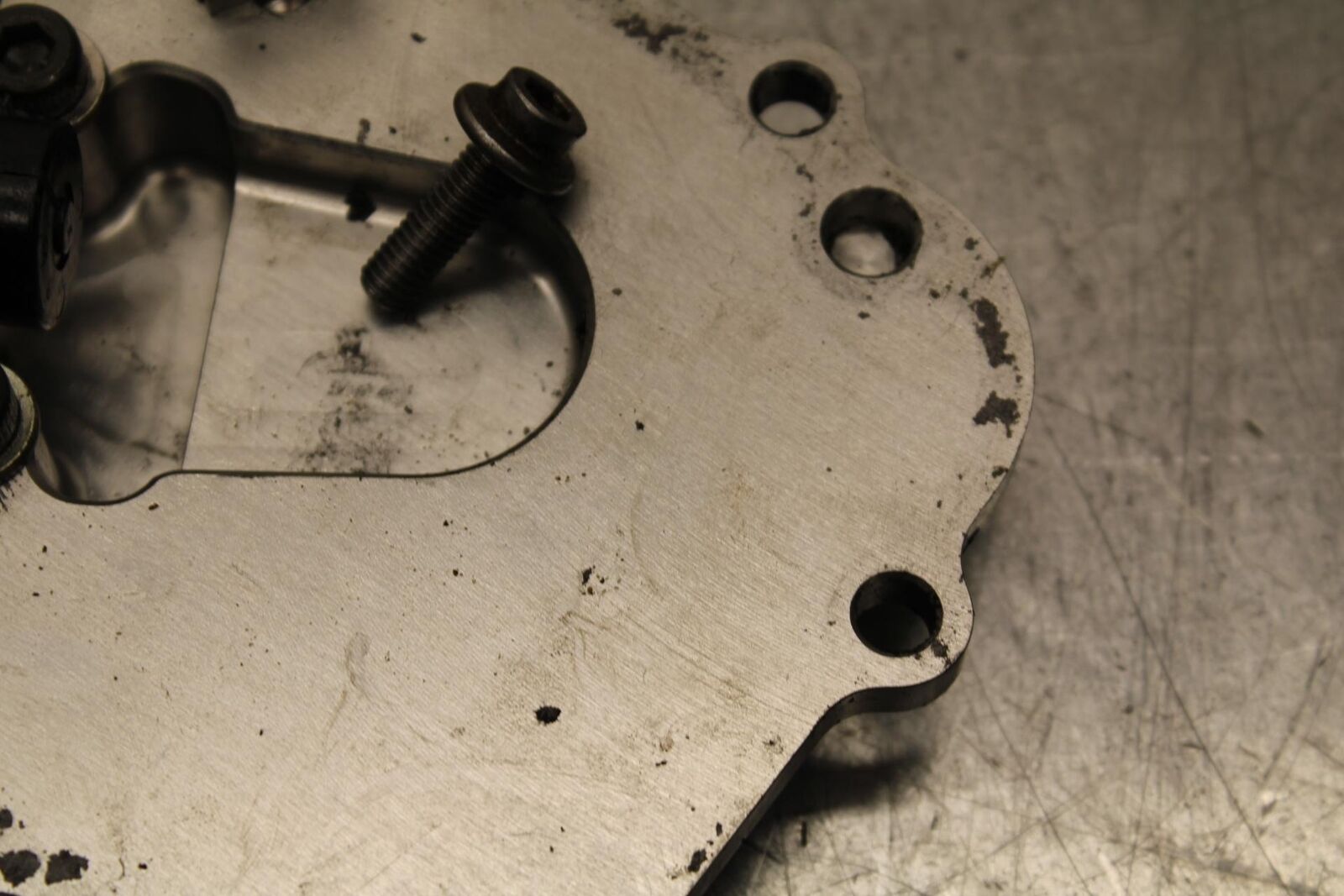 2007 Yamaha YZF R6S ENGINE OIL PUMP CASE COVER BB594
