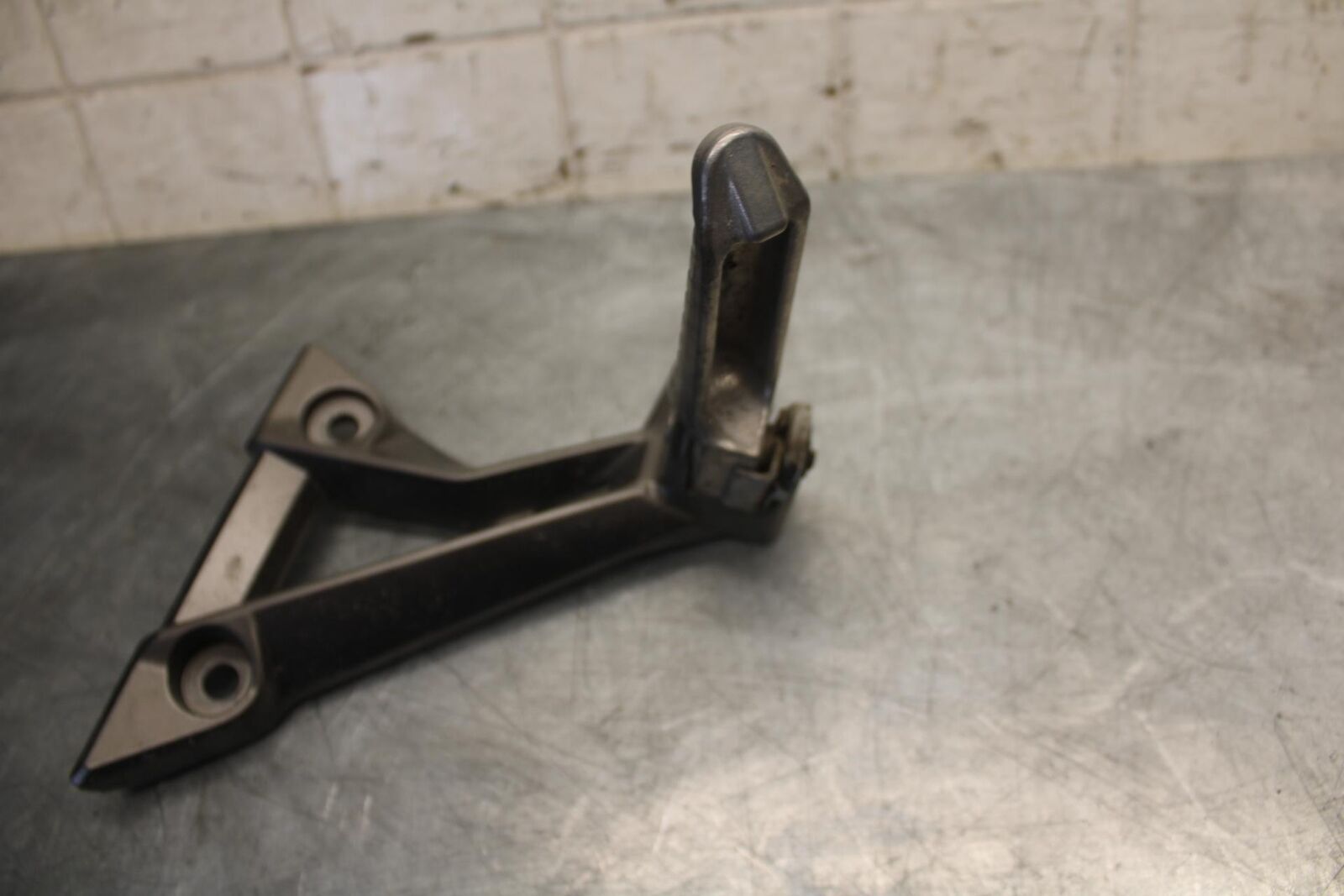 2015 Kawasaki Ninja 300 EX300B ABS LEFT REAR BACK PASSENGER PEG BRACKET BB518